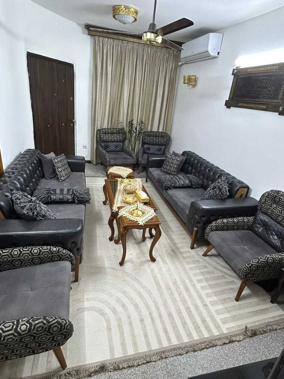 السلام عليكم دار للبيع مساحة ١٠٠ متر واجهة ٧ ونزال ١٤ونص
في الزراعي فرع اسواق شاكر فرع عريض وواسع حالة الدار جيدة 
يحتوي الدار على كراج يتسع سيارة وخدمات خارجيه مدخلين استقبال وصالة  الطابق الاول ومطبخ مفتوح على الهول وخدمات 
الطابق الثاني غرفتين نوم وصالة كبيرة وخدمات 
للاستفسار *********** نادر ابو علي
