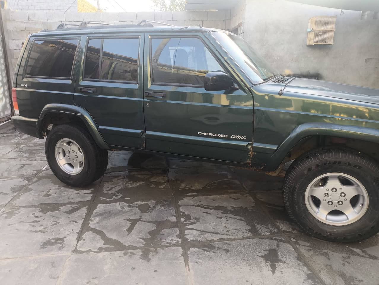 السلام عليكم جيب شيروكي شخاطه موديل 2000 محوره محرك وكير بطه ثنين ونص مكفولات بدي  مكفول تخم تاير جديد رقم بصره كهربائيات كلهة شغاله حداده جديده سياره جاهزه مكاني البصره الهارثه السعر 48بي مجال *********** اتصل بخدمتك بيع فقط بدون مراوس
