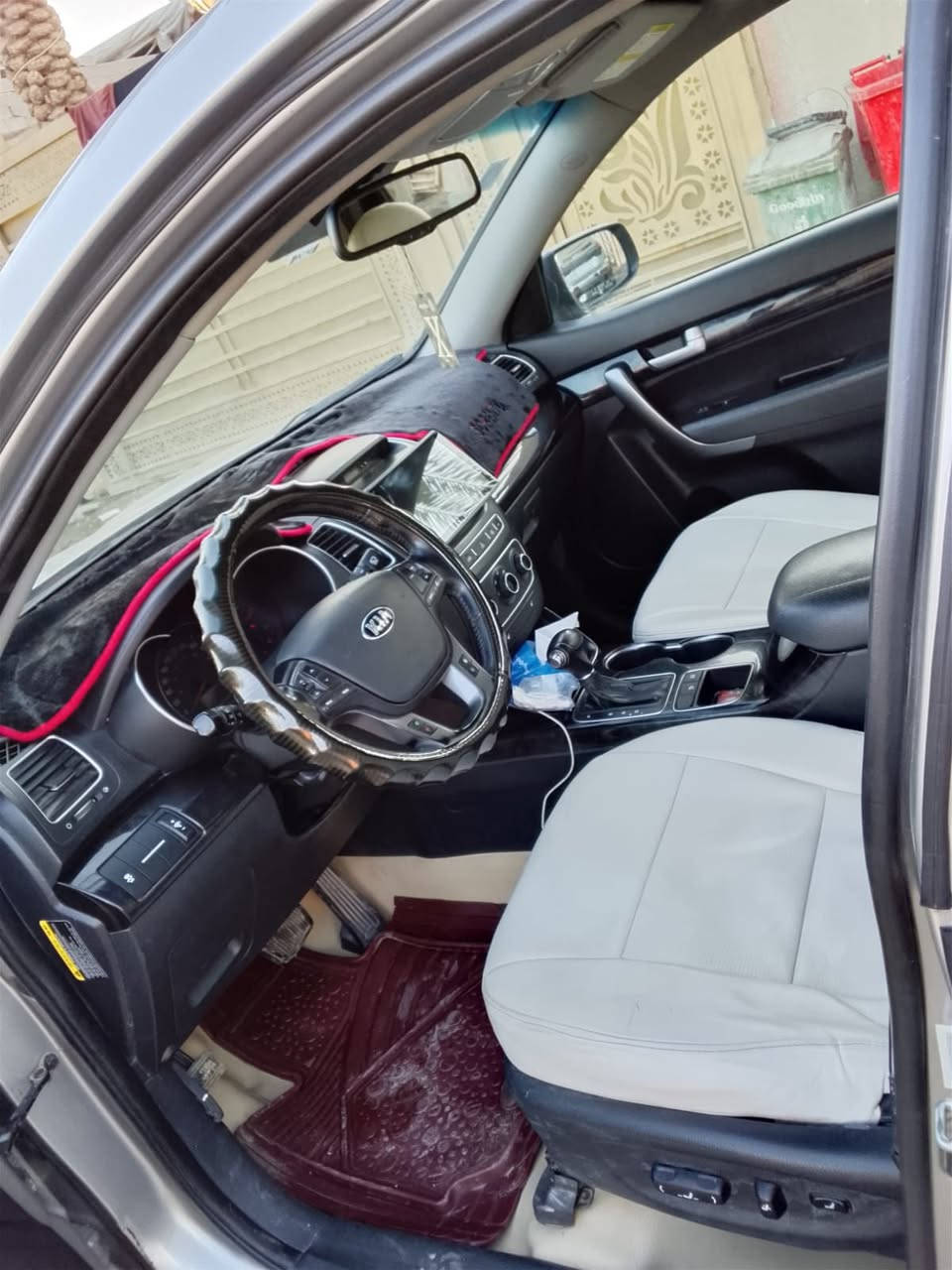 سلام عليكم للبيع او مراوس حسب القناعه سورنتو 2015وارد امريكي حادثه باب السايق امبدل نفس اللون مكفوله من الصبغ والتبديل 
والكص والدواخل والغود السياره جديده ابمعنه الكلمه 
بيه بس بارد على كد شبر يم الدوسه مال سائق مكينه 6سنويه جديده هزه جديده رقم بغداد انكليزي 
المواصفات 
اشاير بل المري 

بصه تشغيل وأبواب 

كشنات تدفه وتبريد 

حساسات أمامية خلفية 

بردات وخمسه راكب مو سبعه 
السعر 157وبيه مجال قليل 
العنوان بغداد 
للاستفسار ***********
