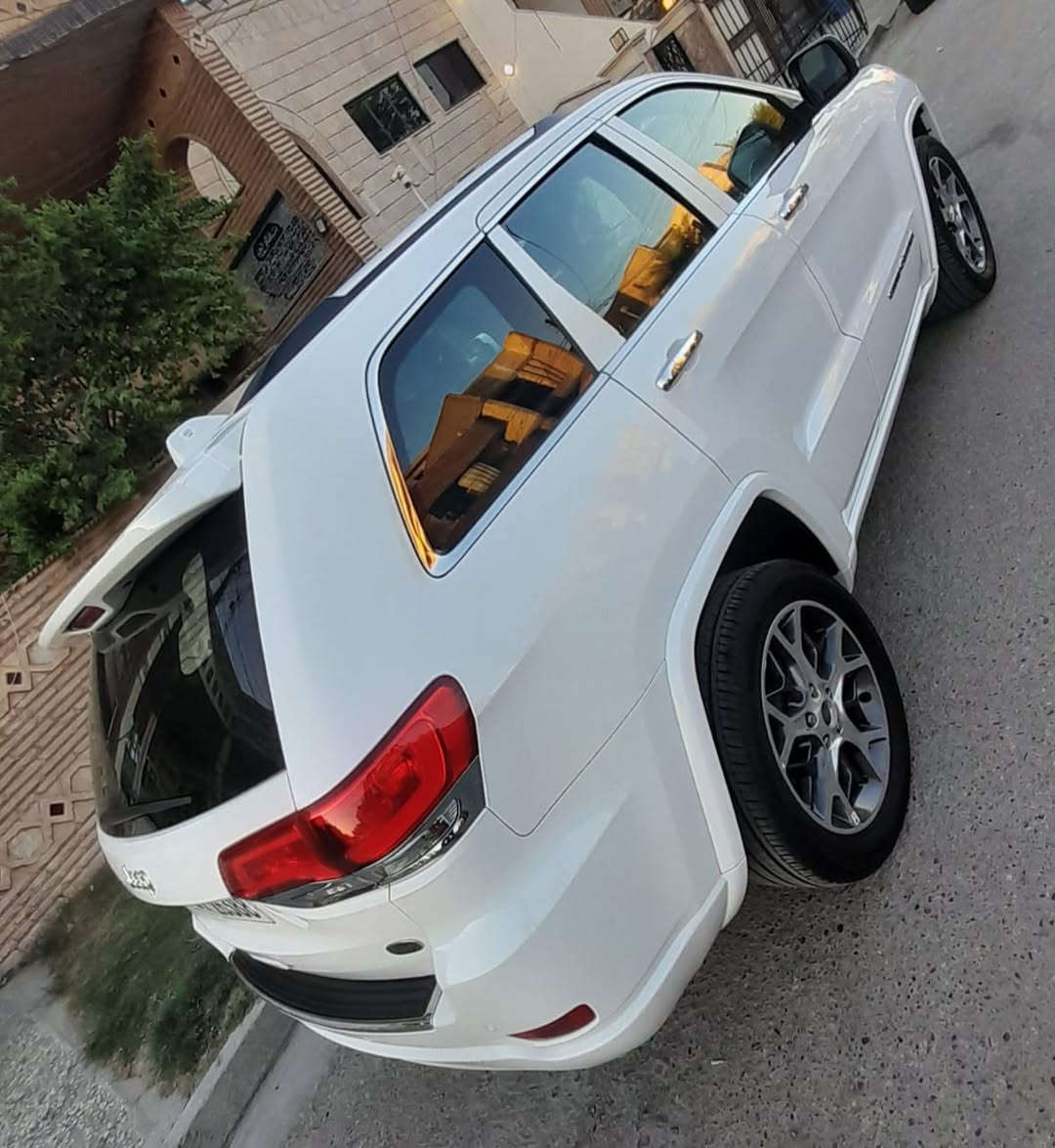 #جيب_گراند_شيروكي اوفر لاند خليجي 

موديل 2021

ماشية 50 

رقم بغداد بأسمي

#المواصفات…

1-كشنات جلد 

2-كشنات امامية تدفئة تبريد + الخلفية تبريد

3-كرسي السايق والصدر تحكم كهرباء

4-تحديد مسار

5-التوقف الذاتي 

6-تبريد قطعتين منفصل 

7-بانوراما 

8-ماوس بالاضافة الى 6 وضعيات قيادة

9-نظام التعليق (جكات)

10-وضعيات خزن الكشن 

11-نقطة عمياء 

12-مري شفط مع تعتيم ذاتي

13 ستيرن كهرباء

14-دفع رباعي 4*4

15-ويل قياس 18

16-شاشة كبيرة مع نفگيشن GPS

17-صندوق كهرباء

18-تشغيل عن بعد 

19-لايت مع بلوجكتر زنون 

20-محرك 3600 

21-صندوق كهرباء 

22-حساسات امامية وخلفية 

23-كاميرا 360 درجة

السعر 37000
المكان بابل 
رقم الهاتف ***********
