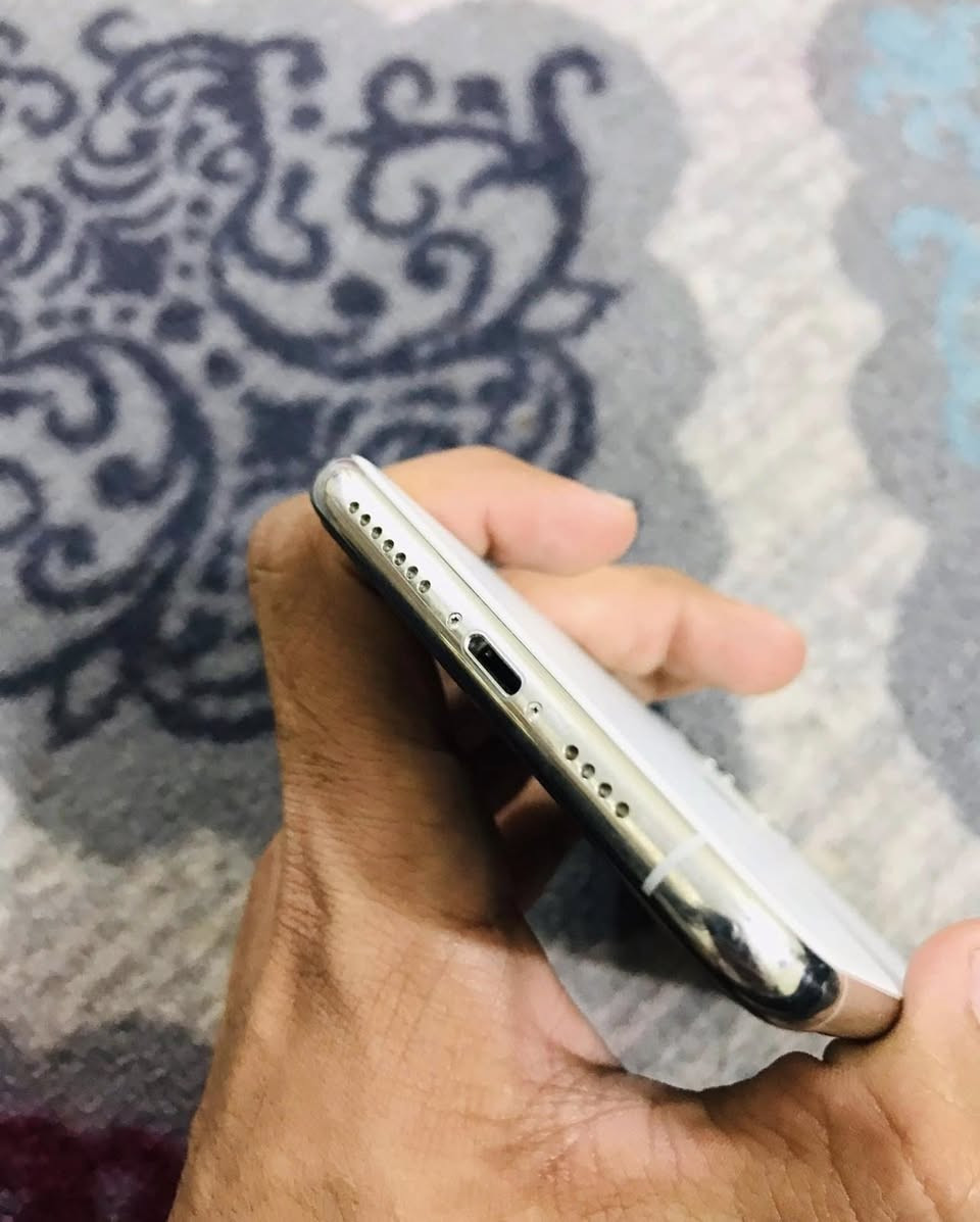 ايفون 11 برو ماكس كفاله عامه للبيع :- 
لون ابيض مميز 
بطاريه 80 
ذاكره 256 
نموذج M 
كامل ملحقاته كارتونته وكيبله الاصلي وويا كفرات 3 
وتر بروف 
شاصيه كفاله حت من الزلغ 
الجهاز حيل حيل نضيف وعله وضع الشركه برغي ممفتوح بي عله ايد وحده ممفتوح ابدددد السعر 300 
العنوان بغداد 
***********
