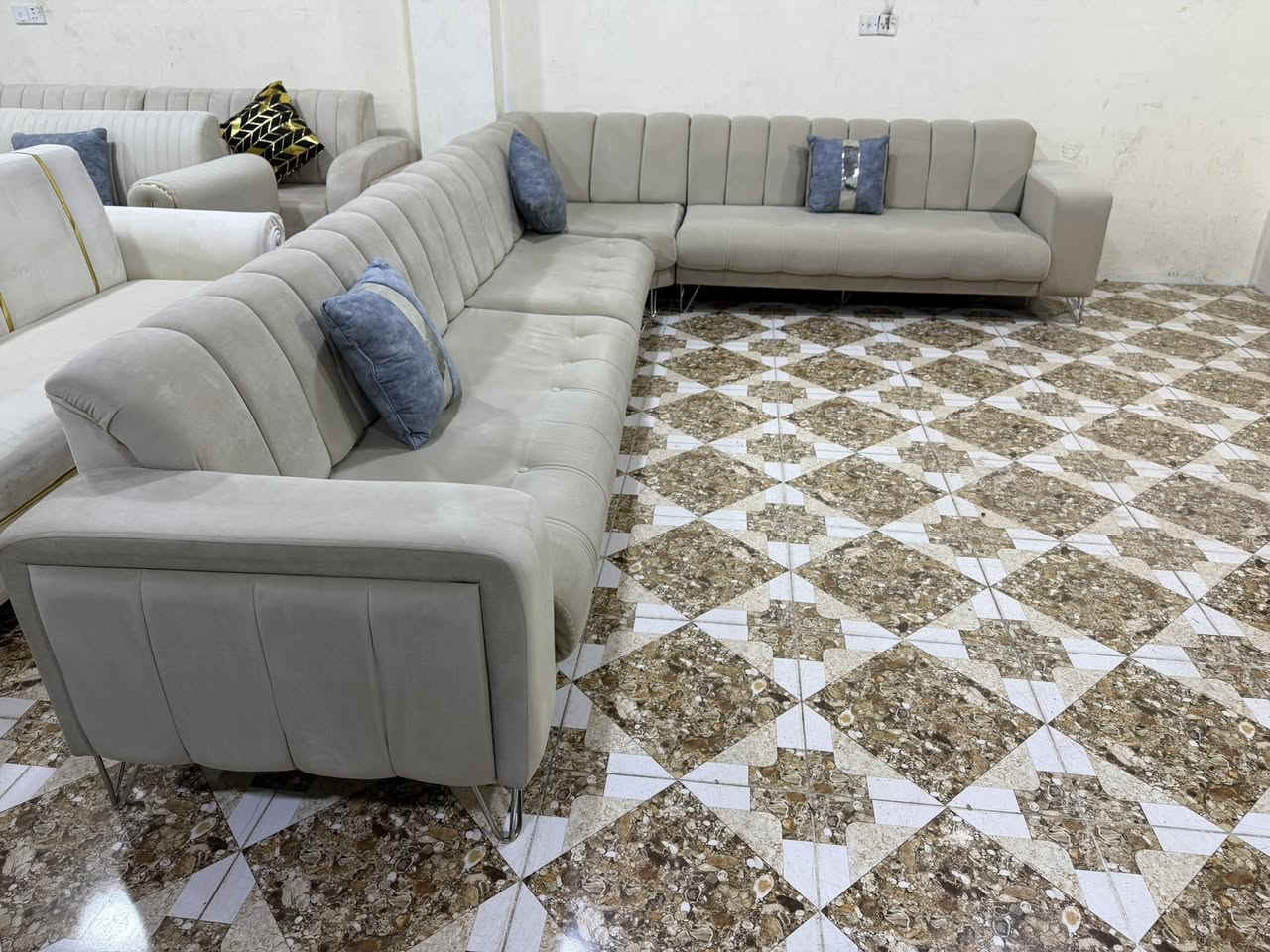 ئةم زاويية ١٠نةفةريية 
بؤفرؤشتن ديزايني توركيية 
بيعيبة لوك لؤكة
ژم***********
شوين كةلار
