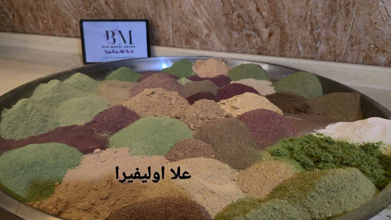 حنة الفاو الاصليه طحنته الكم بايدي امانت الله.
وسدر الفرش جففته وطحنته الكم. 
والمشاط السعودي "مُشاط الأعشاب"  الاخضر 
هو خليط عشبي شعبي قديم يستخدم في السعودية وبعض دول الخليج للعناية بالشعر. يتكون عادةً من مجموعة أعشاب طبيعية

. فوائده للشعر تشمل:

تقوية بصيلات الشعر: بفضل الأعشاب الغنية بالعناصر الغذائية.

تحفيز نمو الشعر: لأنه يحفز الدورة الدموية في فروة الرأس.

تكثيف الشعر وزيادة نعومته: يجعل الشعر أكثر امتلاءً ولمعانًا.

تقليل تساقط الشعر: بسبب تغذية الجذور بالعناصر الطبيعية.

تعطير الشعر ومنحه رائحة طبيعية مميزة

موازنة إفرازات فروة الرأس: خاصةً لمن يعانون من فروة دهنية أو مشاكل قشرة.


**إذا كنت صاحب هذا الإعلان وتريد حذفه لأي سبب، رجاءا أرسل رسالة إلى الدعم الفني**