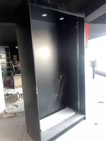 كناتير بابو غريب بعرب جلوب بيع شلع لو ٥ كناتير لو ٦ تجي بس رفوف واضاءة بدون ابواب طول مترتين و٤٠ عرض  متر و ٢٥ ب٧٥ 
***********
