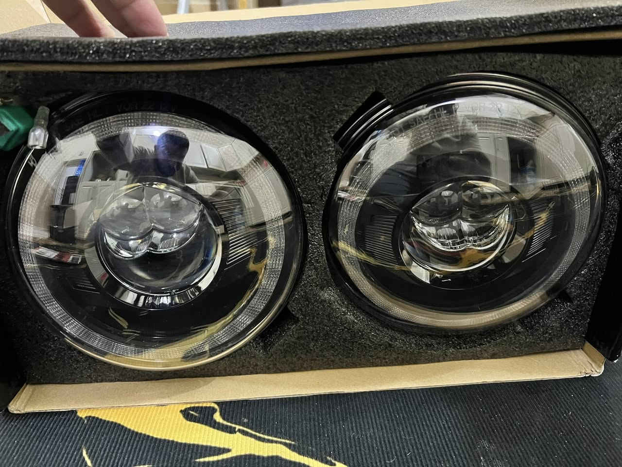 السلام عليكم 
زوج مازدات LED وكالة اصلي رانكلر للتحديث   
نضام عدسة اضاءة مرعبة جدًا 
اربعة حركات ولونين (عالي،ناصي،اشارة،سكن) 
متوفر زوج واحد فقط ((سعر مناسب جدا))
 ***********
