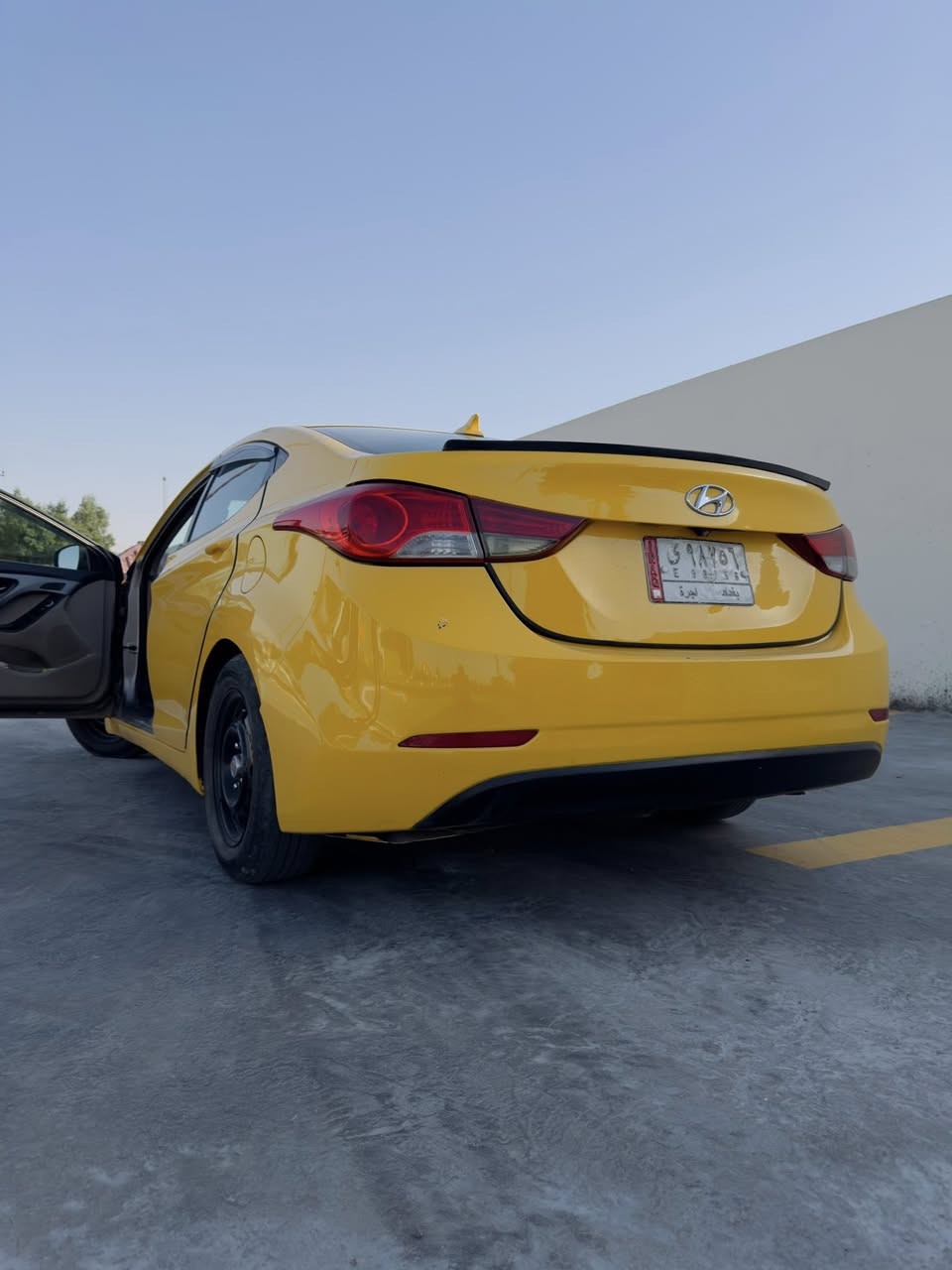 السلام عليكم ورحمة الله وبركاته رمضان كريم ع الجميع يارب 

للبيع 

النترا 2014 وارد امريكي 

محرك 1800 دوش ممفتوح 

حادثها كما موضح بالصور دعامية وشوية من البنيد لا ايرباك ولا تبديل 

مواصفات 
كامرة خلفية بلاد 
شاشة 
تحكمات فول 
السيارة جدييدة كلشش ونواقصها بس صدرها الخلفي ينرادله ادامه شوية 
تجي تشوفها وتكلبها وتشلع عيوني وتحويل شوكت ماتحب 
مكاني مدينة الصدر
سعرها 105 وبيها مجال ان شاء الله 

***********
