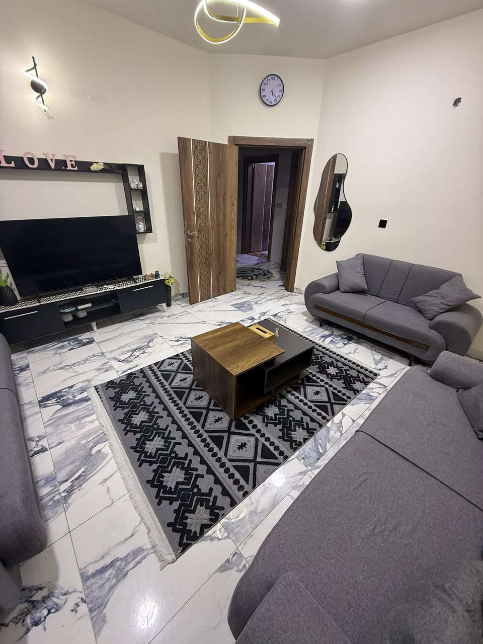 شقه لل ايجار مساحة 80 متر في الكرادة قرب ساحة كهرمانة فرع مستشفى الماس الاهلي بناية الشيد 5 طابق ارضي
كراج تحت الارض وسكيرتي وخدمات نفايات 
صاله وغرفتين نوم وحمام ومطبخ 
مؤثثه بل كامل  
3 اشهر مقدم معى تأمينات 
عقد 6 اشهر او سنوي
ثريات وسبالت
***********
