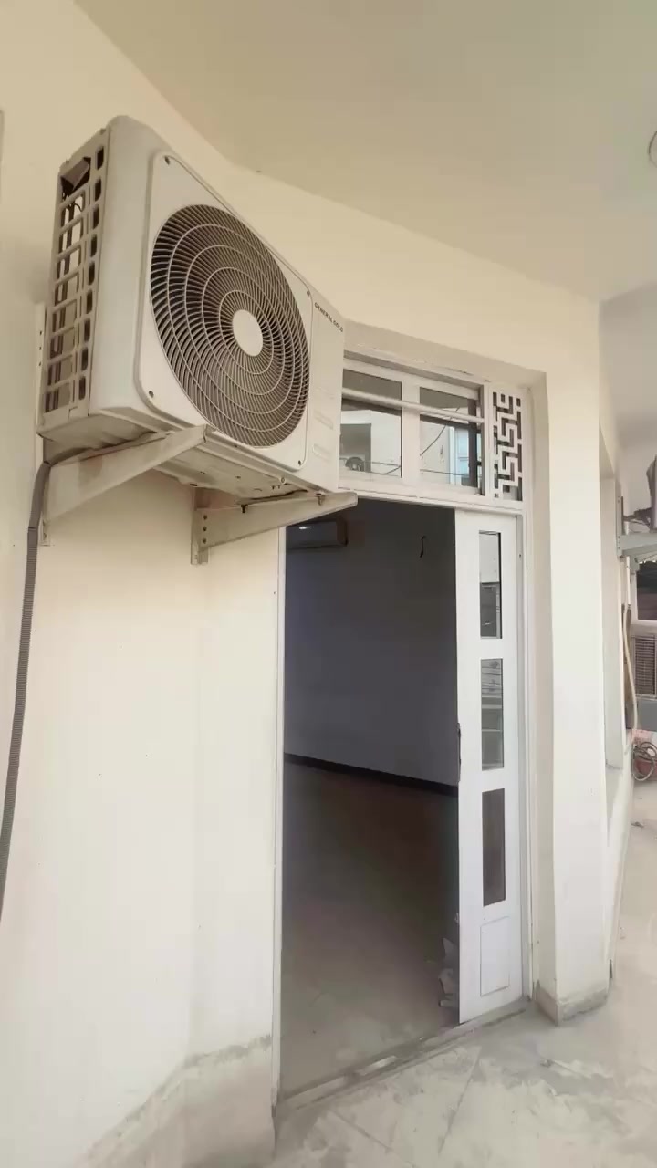 تتوفر شقة عوائل شارع ليمونة تتكون من غرفتين  وصالة ومطبخ وخدمات تحتوي على سبالت وسخان وموطور ماء معزول للتواصل ***********
