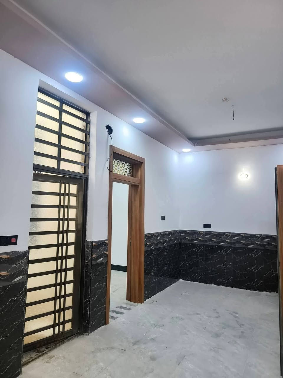 100متر مربعه غرفتين بسعر 43 وبي مجال العنــــوان #النجف شارع المطار مقابيل ملحق قريه الغدير للستفار ***********او مراسله واتساب ***********
