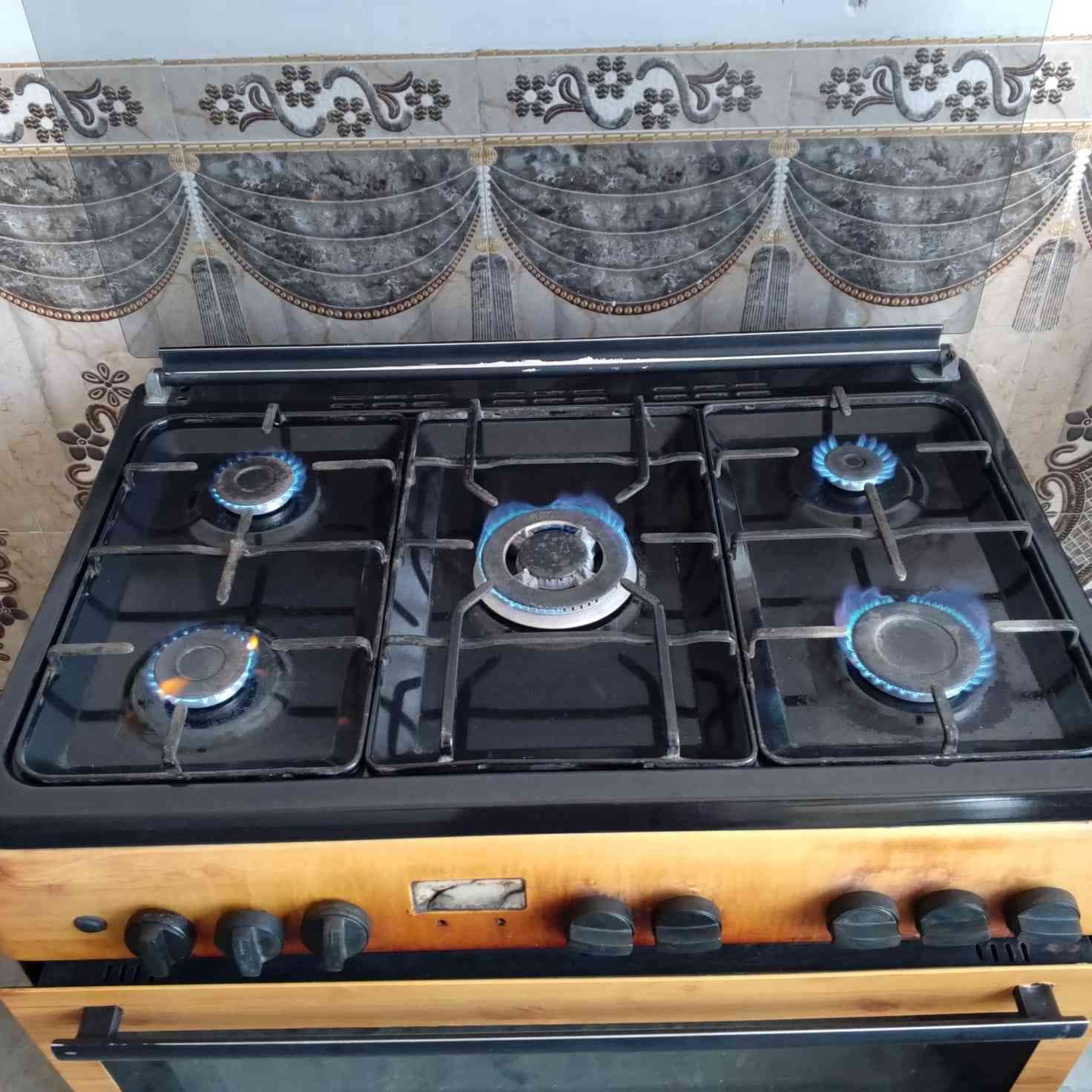 كاونتر مترين ونص مع ملحق صغير  وطباخ  احطاطه 
السعر
 الكاونتر 350الف 
الطباخ 150الف 
***********
