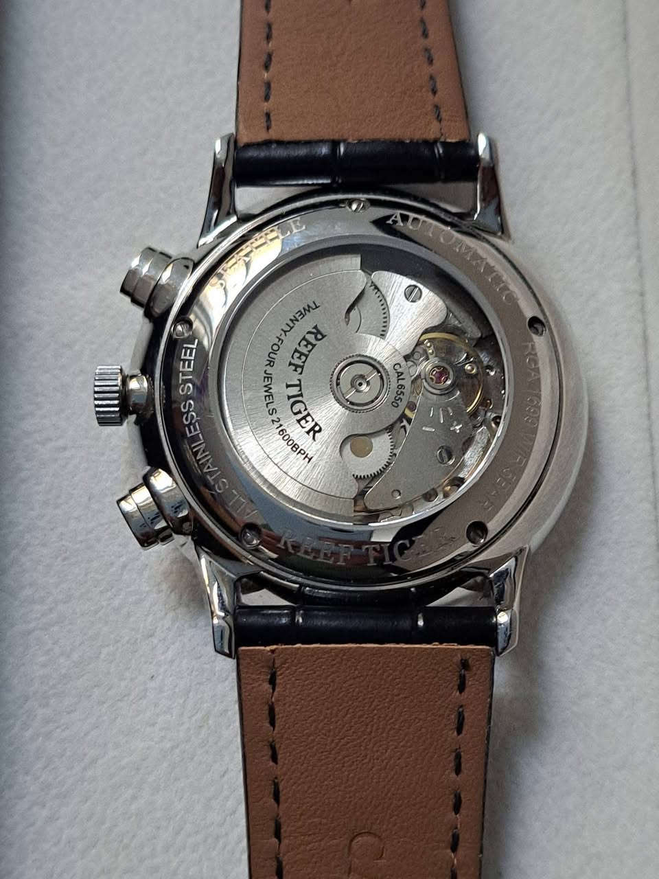 ساعه
ريف تايجر اصلي جديد غير مستخدم 
مع كامل الملحقات 
ساعه معروفه ميحتاج احجي عليها


**إذا كنت صاحب هذا الإعلان وتريد حذفه لأي سبب، رجاءا أرسل رسالة إلى الدعم الفني**