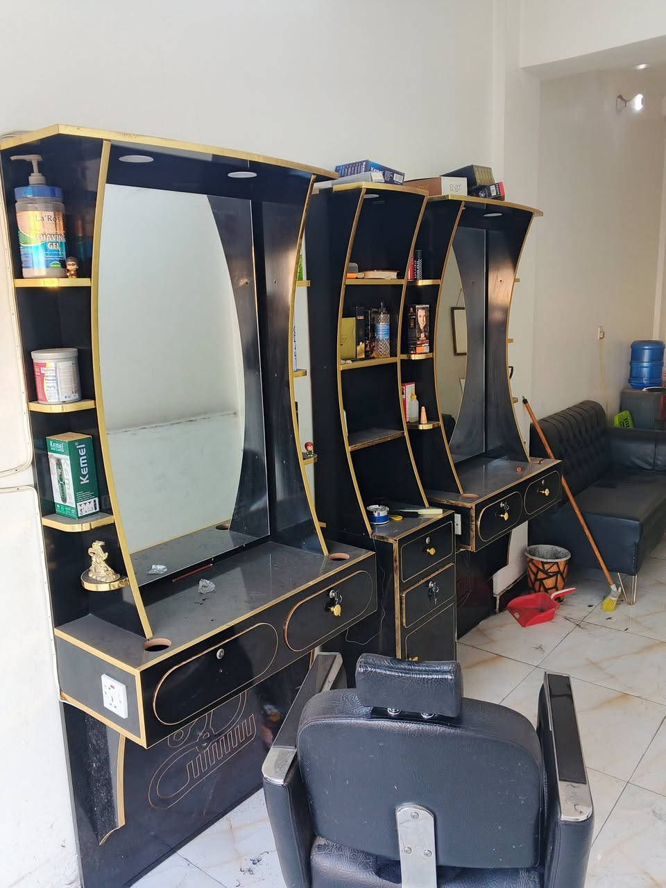 تجهيز محل كامل غراض محل حلاقة للستفسار ***********
