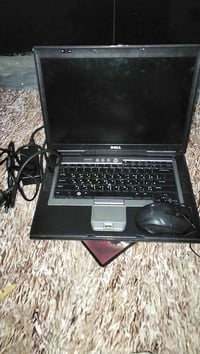 لابتوب DELL للبيع شغالة مع شاحن و ماوس السعر 70  موقع بغداد الكمالية 0...
