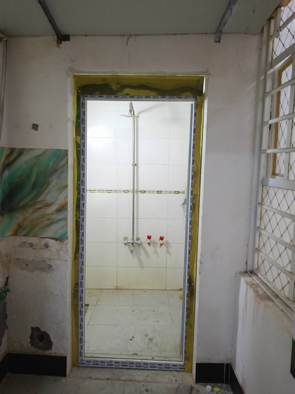 يا الله بيت زراعي للبيع مساحة 120متر 
كافة الخدمات غرفتين وديوانية وصحيات 
ومطبخ وصالة ومنور وحمام داخلي ناحية 
سديناوية 30متر عن التبليط قرب صيدلية
 النخيل السعر مناسب جداً ***********
