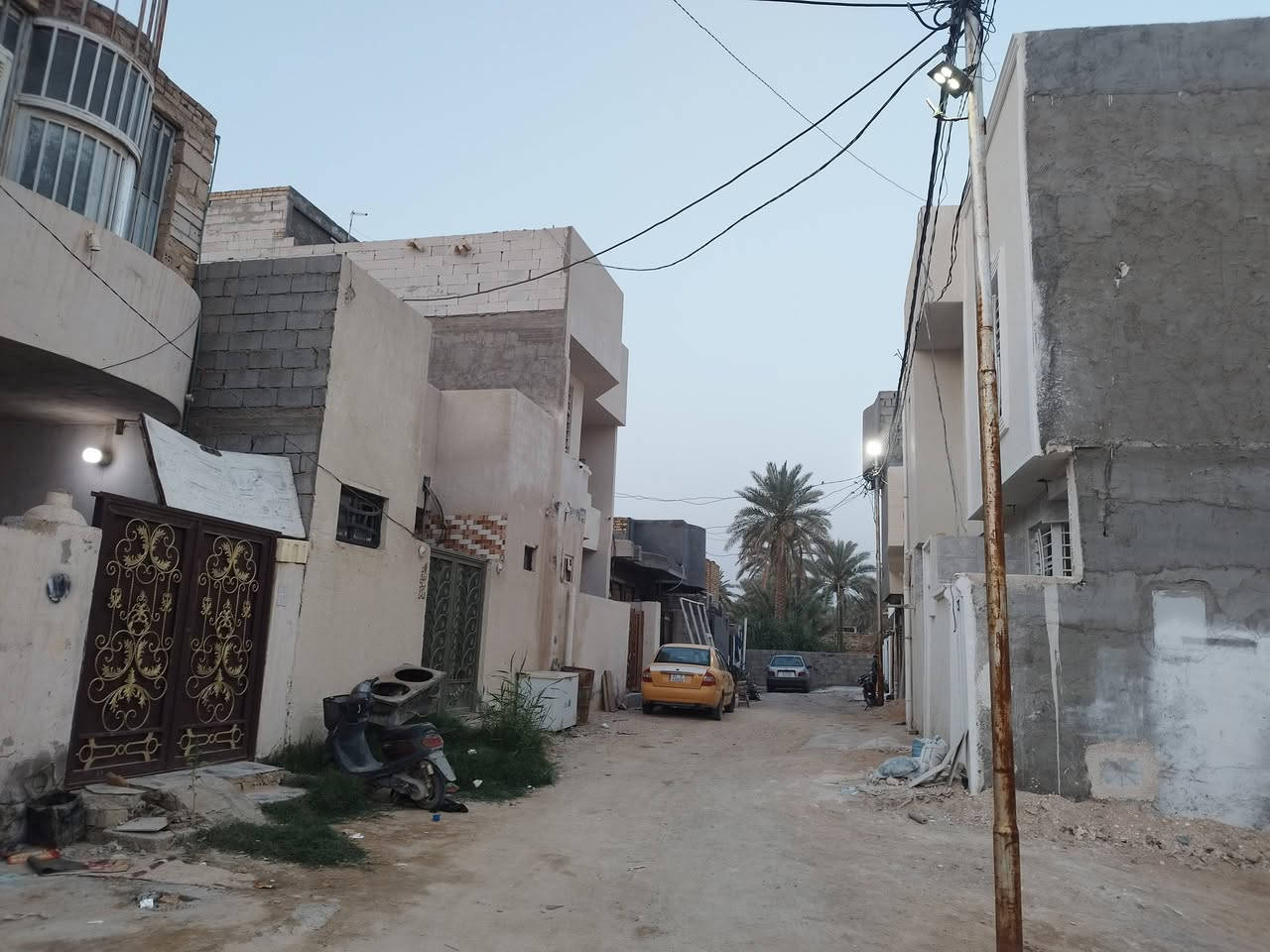 للبيع دار ١٠٠ متر واجه ٧ متر نزال ١٤ وربع كربلاء الحر الصغير بداية شارع المستوصف يحتوي البيت على طارمة ٢.٥×٣ متر صحيات خارجية ٢×٢.٥ متر استقبال كبير ٧×٤.٥ متر مطبخ مصغر ٢×٢ متر صالة كبيره ٧×٤ متر من ضمنها صحيات داخلية ومنور غرفه كبيرة ٥×٦ مع خلفية درج وبيتونه صب كونكريت السطح مطبك بالكامل مع ستائر كاملة الشارع ٦ متر ثالث بيت عن الركن الفرع بي بس ١٠ بيوت ومغلق ومخدوم ماء كهرباء ومجاري ابابك بسعر مناسب ٦٥ مليون للاستفسار الاتصال ***********
