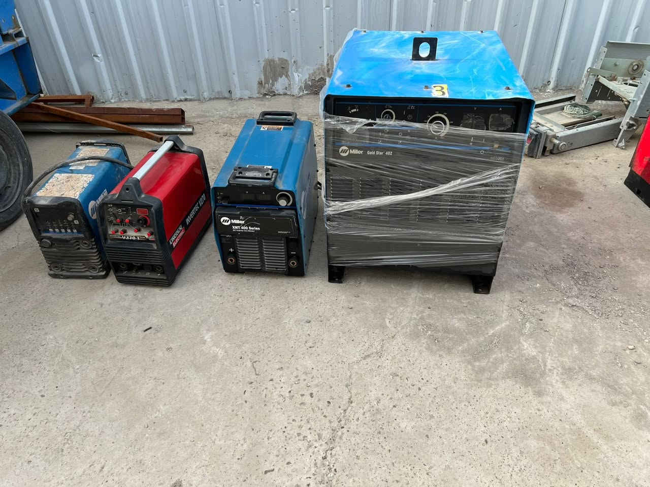 يسر شركة تلال العراق الفضية أن تعلن عن توفر مجموعة من مكائن اللحام الأصلية من أشهر العلامات العالمية:
لنكولن وملر  – بجودة عالية، وكفاءة ممتازة،.

المزايا:

• مكائن لحام كهربائية وديزل تناسب مختلف المشاريع الصناعية والإنشائية.
• أداء قوي مع توفير في استهلاك الطاقة.
• سهولة التشغيل والصيانة.
• متوفرة بأحجام وقدرات متعددة لتلبية احتياجات الورش والمقاولين.

الموقع:

البصرة – العشار قرب البريد 
هاتف :***********
