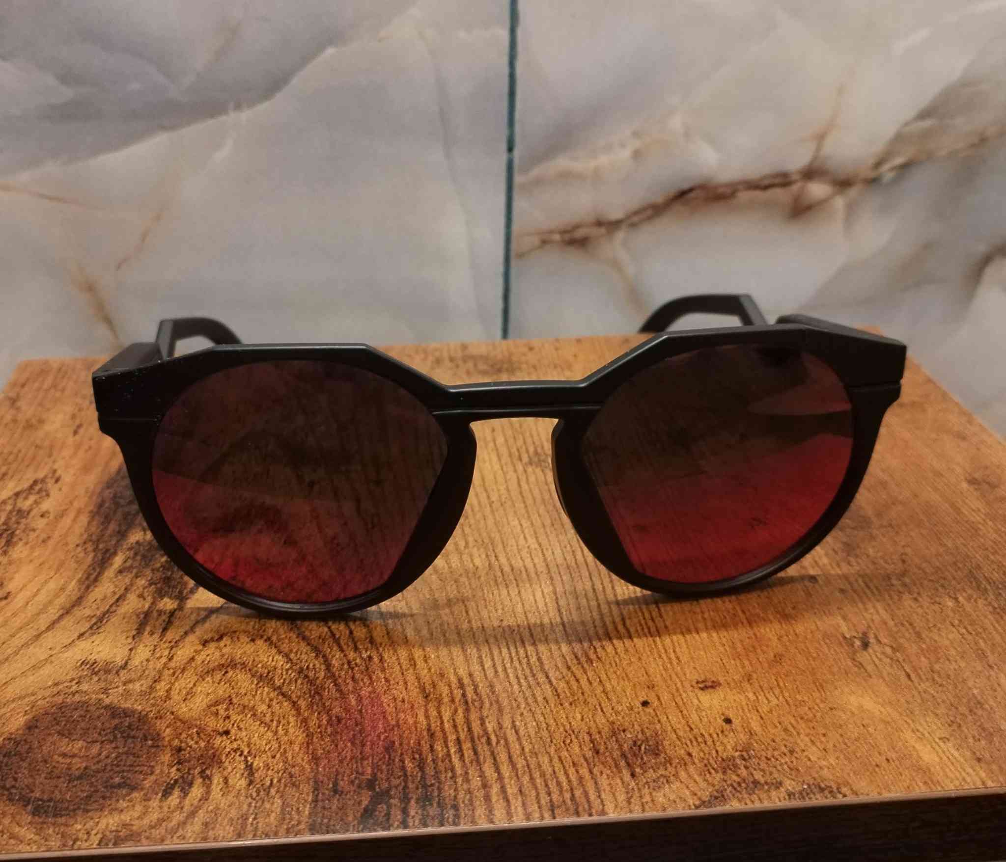 تحفة فنية من اوكلي Oakley 
صنع في USA
أمريكي أصلي وكالة اورجنال 
رتيلة بالوكالة 196 دولار
موديل هاستن HSTN
عدسات بريزم 
 نمبر كود 009242 قياس 52
تجمع نظارات HSTN من Oakley® بين التصميم العصري ولمسات التراث، وهي نظارات شمسية للجنسين بعدسات دائرية حديثة وجذابة
 تتميز HSTN بتقنية عدسات Prizm™
 وذراع تحكم عصري (مستوحى من نظارات Razor Blades من Oakley
 تكريمًا لتاريخ العلامة التجارية)
 يوفر إطار O-Matter™ 
خفيف الوزن ومتين راحة طوال اليوم
إطار مصنوع من الكاربون خفيف الوزن 
رؤية واضحة حماية مضاعفة 
للحجز على خاص 
أو مراسلة واتساب ***********
توصيل لكل محافظات العراق 
نقدا وبالاقساط
