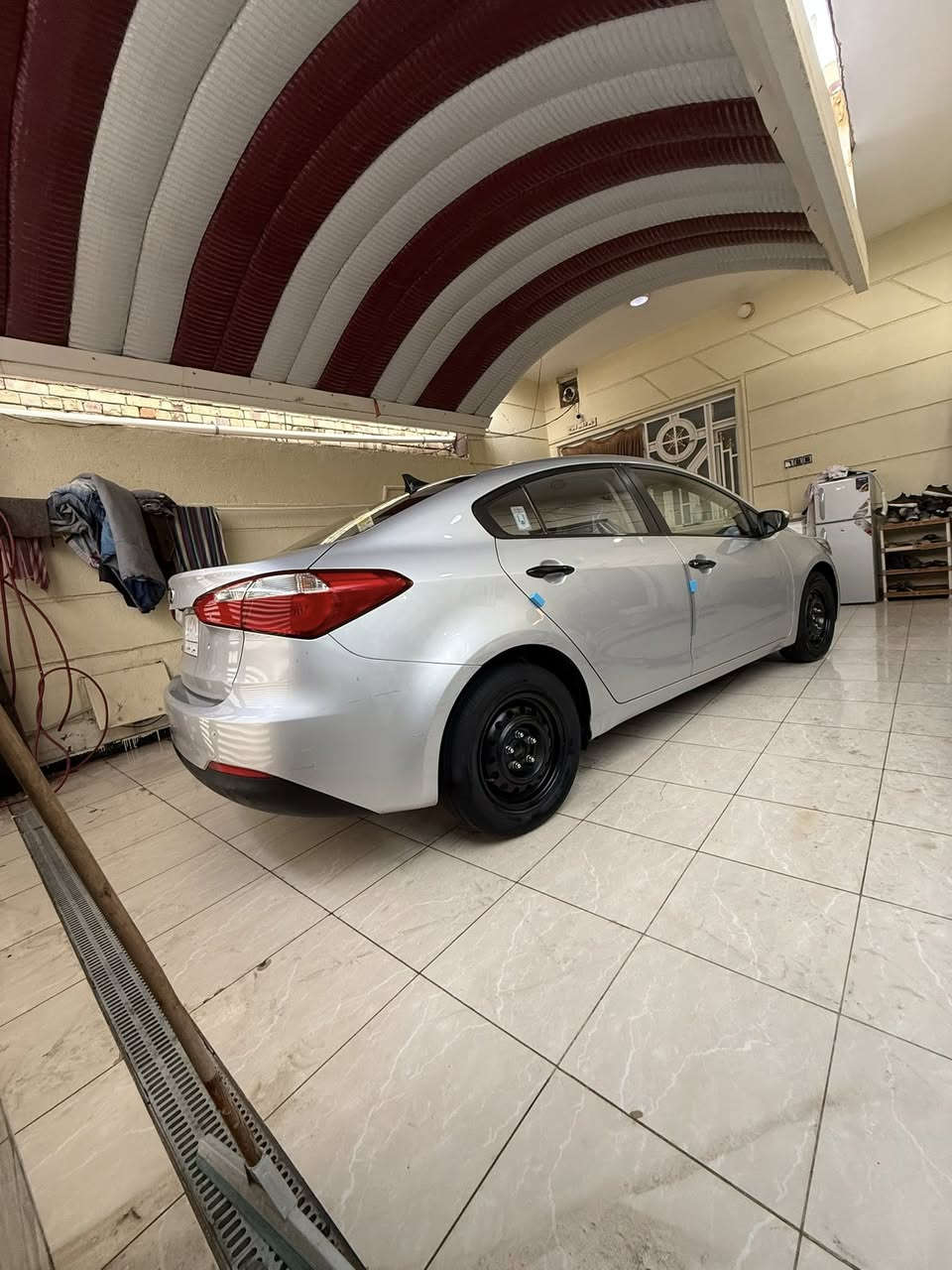 سيراتو موديل 16 خليجي كفاله عدا بارد بالباب الايمن محرك كير حداديه تخم تاير كله كفاله محرك وكير ممفتوح بيهم برغي 
شاشه كامره مواصفات عاديه محرك 1600 سياره جديده استخدام شخصي 
سنويه جديده رقم صاحب السياره ***********
