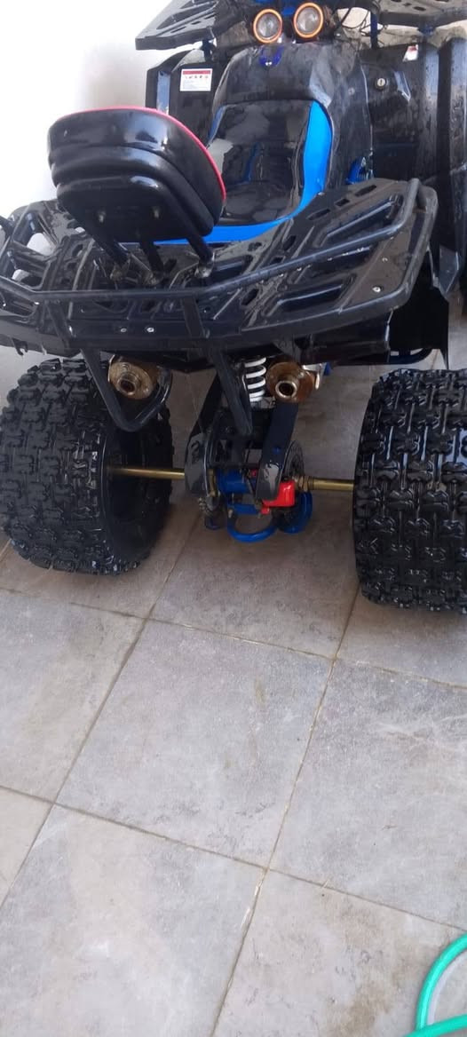 السلام عليكم دراجه رباعية لون ازرق حجم وسط قليل الاستعمال بسعر مناسب *********** بغداد
