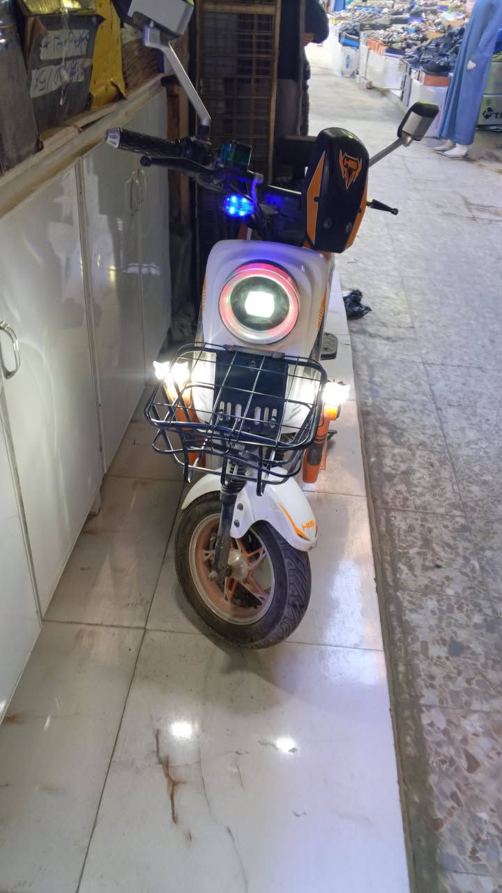 دراجة X900 مستعملة شي قليل 
موديل 2025  
الشغال كلوبات اشاير يمنه يسرى  شغالية رباعية ضوا عالي ناصي  
الهورن ما يشتغل
 عدل 4 سرعات حسب ما موضع بل فديو
 بطاريات 33 
السعر 500 الف وبيها مجال للشراي 
مكاني عشار شارع الكويت خلف صيدلية الكويت محل ركن خياطة شوقي 
للتواصيل :  ***********
