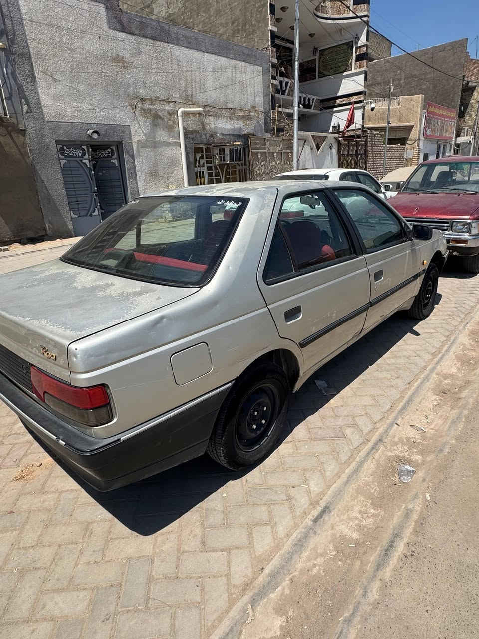 السلام عليكم بيجو روى 2009 بأسمي السيارة رقم بغداد..... تبريد شغال محرك كفالة (الجراد الي بيهة مثل ما موضح بالصور) تخم تايرات جدد دوشمة جديده نظافة الغرفة مثل ما تشوفون بالصور السيارة مكفولة من محرك وشواصي 
سعرها 26ورقة وبيها مجال عنواني بغداد حي اور  وهذا رقم تليفون (***********)
