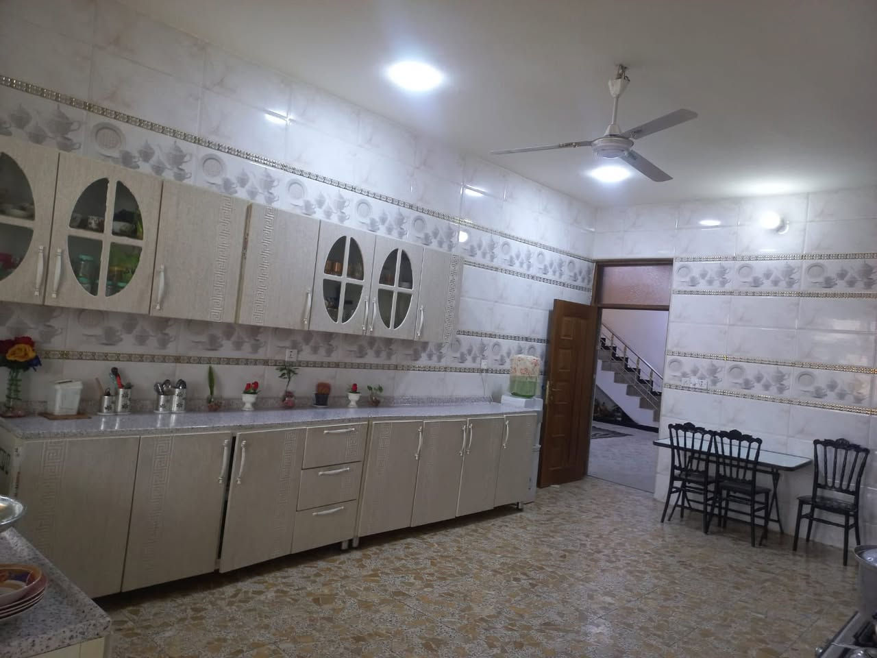 أكيد، هاي كليشة مرتبة وجاهزة للإعلان:

🏡 للبيع بيت سكني مميز 🏡

📍 المساحة: 450 متر
📏 الواجهة: 11 متر
📐 النزال: 41 متر

🔹 تفاصيل البيت:
✅ الطابق الأول:

* مطبخ
* استقبال
* صالة
* صحيات
* غرفتين

✅ الطابق الثاني:

* غرفتين
* صحيات

🌿 الحدائق:

* حديقتين أمام البيت
* حديقة خلف البيت

📞 للاستفسار والتواصل:
0774 708 4177

✨ بيت مرتب ومناسب للسكن العائلي،
