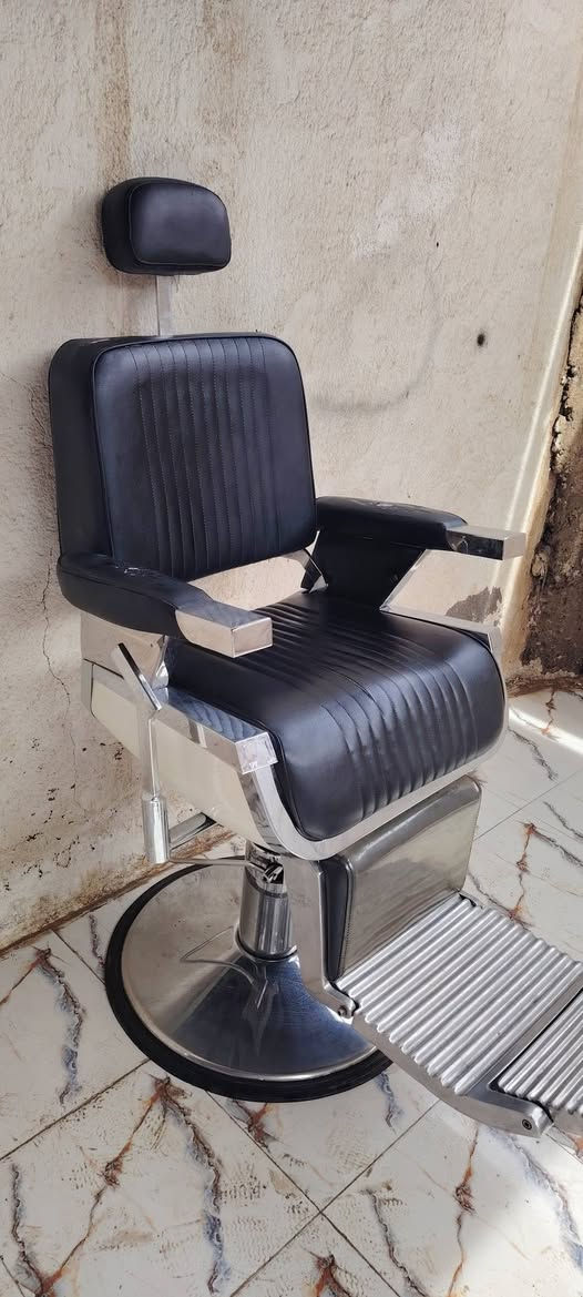 السلام عليكم كرسي حلاقه معه بتكير ومتكير  مكان بابل مدينه القاسم *********** ***********
