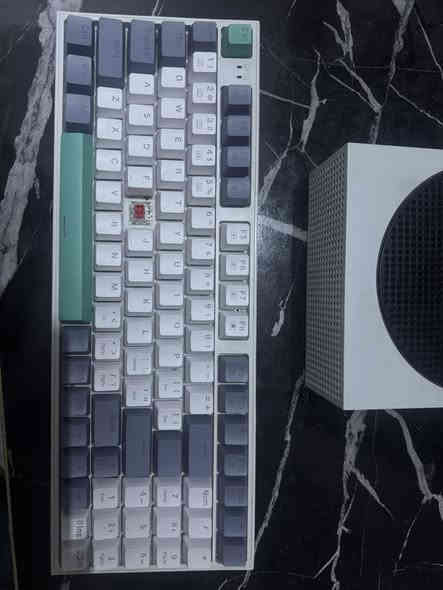 اكس بوكس سيريس اس 
وياه كامل غراضه اليدة والكارتونه 
ووياه كيبورد ميكانيكي k500  
وياه يو بي اس 
السعر 325 
رقمي : ***********
