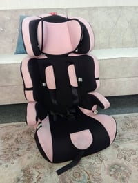 كرسي سيارة • نظيف جدا • توصيل