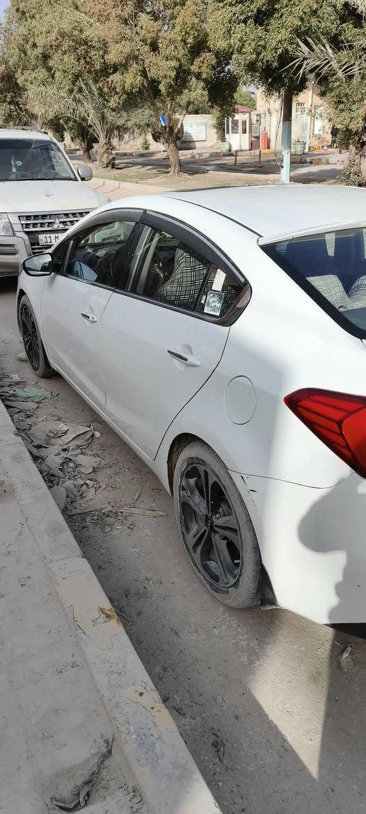 سيراتو 14 فول سويج
فتحة 
اشارير بالمري 
لدات امامي خلفي بلادي 
شفتات استيرن 
حساس امامي خلفي 
ثلاثة وضعيات استيرن 
شاشة اندرويد 
وبعد مواصفات الفول ما اذكرهن 
السيارة باسم شركة رقمها منتهي (ساقط)
ماشية 180 مكينة وكير بلادي جدد وخير من الله 
بيها باب السايق مبدل نفس اللون وبيها شوية بقبق الجنة صبغ، وبارد باب خلف السايق 3 اصابع، وعوزها شوية حدادية 
سعرها 117 وبيها مجال كلش بسيط 
مكان السيارة نجف 
للاستفسار ***********
اذا ما عجبك سعرها غيرك يعجبه النجف, العراق
