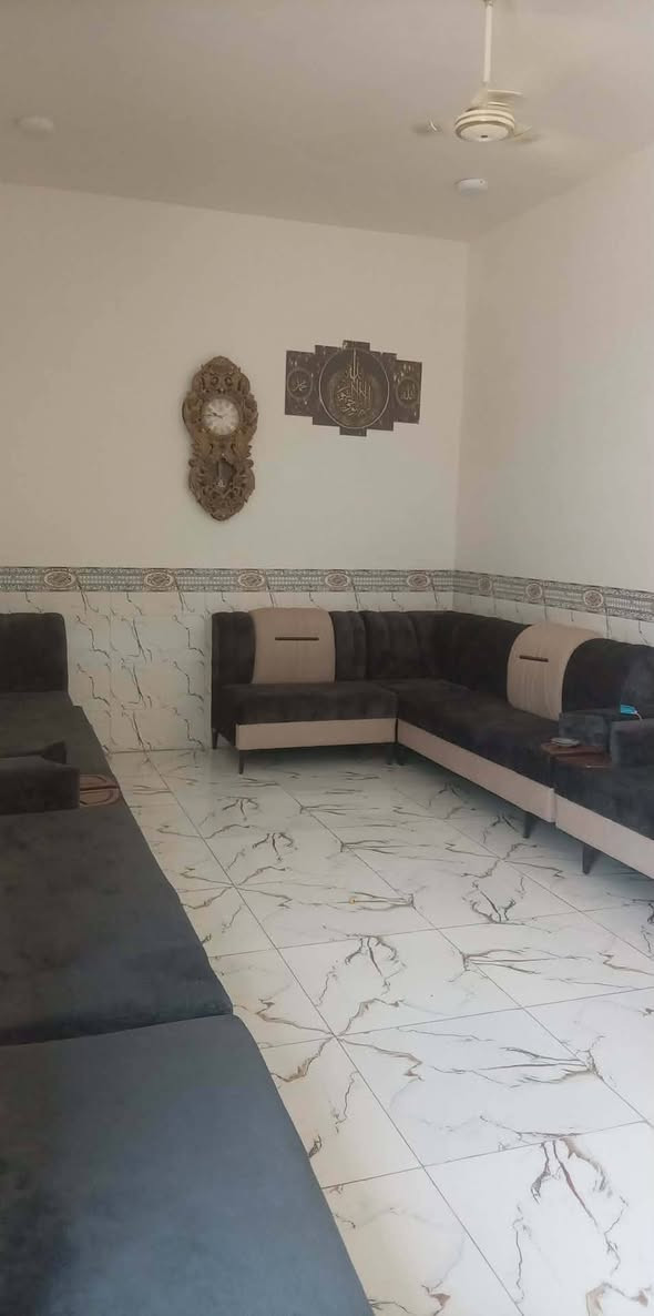 سلام عليكم بيت طابو زراعي مساحة 200متر سقف عكاده غرفتين 4×5 وستقبال 7.5×4 وصاله4×8 ومطبخ 4×5 وكراج بنيان جديد مكان الجاسميه قرب حسينيه قاسم اميح للاستفسار على الرقم ***********
