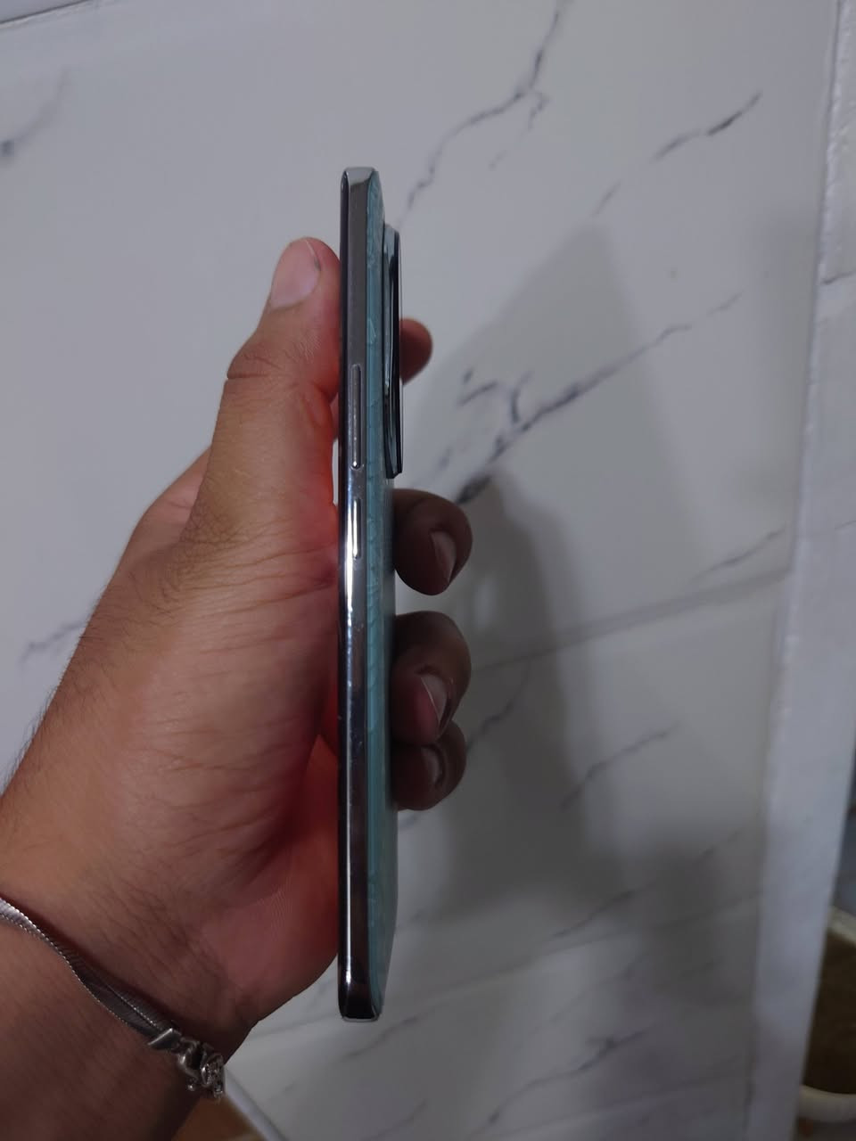 السلام عليكم جهاز هونر 200 برو ذاكره 512 رام 12+12 معالج Snapdragon 8s Gen 3 البطاريه 5200 ملي امبير الشاشة: OLED مقاس 6.78 بوصة، دقة 2700×1224، معدل تحديث 120 هرتز كامره أماميه متوقفه بيه كسر بضهر السعر 325 بيه مجال بسيط مكاني حله رقمي ***********
