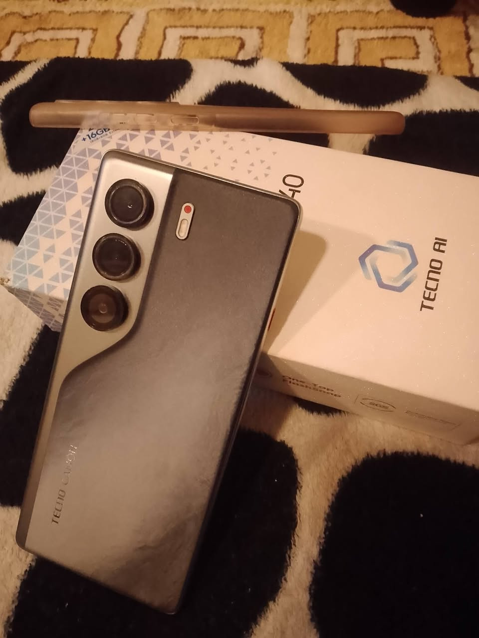 سلام عليكم تكنو كامون 40 ذاكره 256 رام 8+8 غراضه ممفتوحين من كارتون نضافه فول جلخ مبي لبيع 210 وبي مجال قليل جديد ماله ب260. ***********
