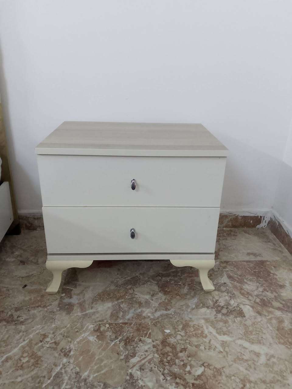 غرفه نوم ماليزي نفرين بعده جديده اخت الجديده لبيع
سعرها 500 وبيها مجال بسيط  رقم التواصل : ***********
