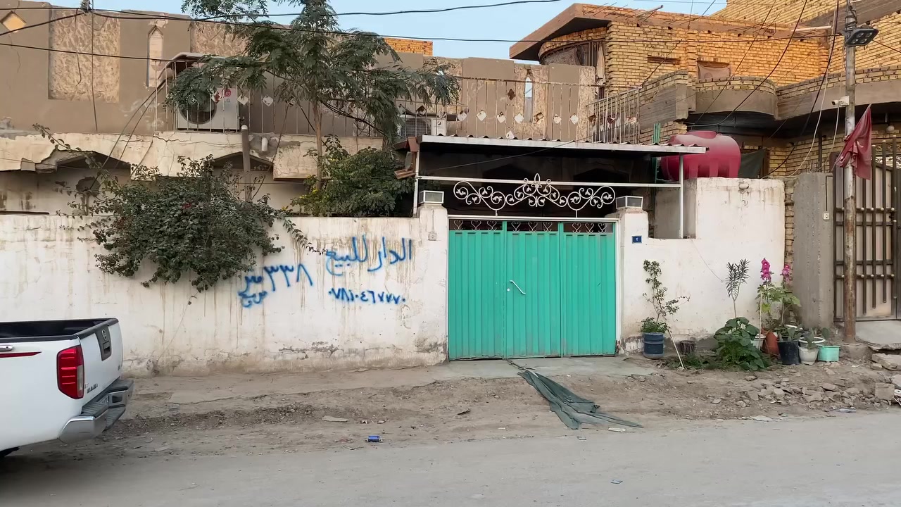 السلام عليكم ورحمة الله
دار للبيع 

 مساحة 338/م ركن 

حي الوحدة 
شارع تبليط قريب على مدرسة علي ابن ابي طالب'ع

كذلك قريب على الشارع العام (شارع الزهور)

يحتوي على 3 غرف + مطبخ +صالة+ حمام + كليدور +استقبال + حدايق عدد ثنين + صحيات اثنين 

 كراجات اثنين + ممرات حول البيت

للاستسفسار مراسلة الصفحة 

او الاتصال على الرقم ***********
