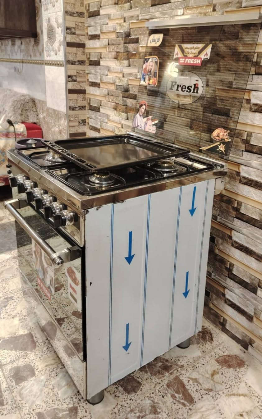 ❣️طباخ فرش مصري الأصلي للبيع❣️
أكبر حجم ب طباخات 4 عيون حجم 60×60.
 الطباخ نظيف كلششش وبعدها النايلون مالته بالصفاح ...واستعمال قليل هو والفرن والفديو والصور تحكم.
✅ كل الكهربائيات تشتغل الجداحات وضوه الفرن وماطور شوي الدجاج. 
✅️ وياه غراضه الاصليه كامله. صينية الفرن والشبجه مال الفرن وقاعدة الشوي. 
🔴 السعر 175 قفل 🔴. والسعر مابيه مجال .
صاحب الطباخ ابو علي
*********** بيه واتساب✅️
