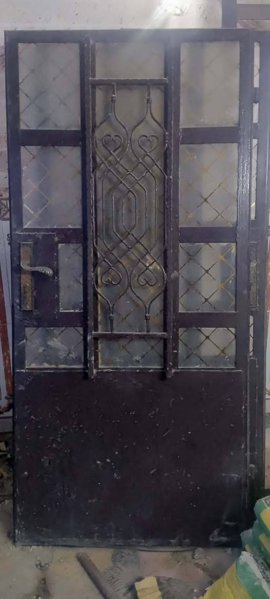 شباكين واحد استقبال طوله 2/70 متر وعرضه 2 وشباك مطبخ كامل مع باب وباب استقبال طوله 2/70 متر وعرضه متر وربع كلهن 2 ونص ملم وسعر 500 وبيها مجال 
رقم الهاتف *********** لو تجي خاص على فيس بوك
