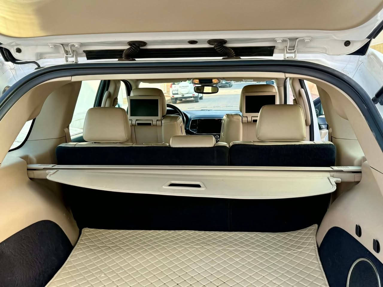 مكلفه بالنشر 
🔥للبيع – جيب كراند شيروكي خليجي (لمتد بلص)كامل مواصفات
مكاني ديالى بلدروز
✨ موديل: 2019 خليجي
✨ فئة: Limited (لمتدد بلص)
✨ بدون أي حادث
✨ رقم بغداد
ماشيه 80 الف كيلو متر
💎 المواصفات الكاملة:
✔️ محرك 6 سلندر 3600
✔️ دبل (دفع رباعي)
✔️ فتحة سقف بانوراما
✔️ جلد فاخر وكالة
✔️ شاشة كبيرة 3 + نظام ملاحة
✔️ كاميرا خلفية + حساسات أمامي وخلفي توقف ذاتي
✔️ تشغيل بصمة (دخول وتشغيل بدون مفتاح)
✔️ ريموت ستارت (تشغيل عن بعد)
✔️ مقاعد كهرباء + تسخين مقاعد
✔️ مثبت سرعة
✔️ تخم تاير جديد
✔️ إنارة LED نهارية
✔️ نظام ثبات إلكتروني
🚗 السيارة استخدام شخصي، نظافة عالية جداً، فحص كامل.
🔥 ما تحتاج صرف نهائياً – عليها ادامه كامله.
💰 السعر 🔥
📞 للحجز والاستفسار:
‭0771 683 3902‬
