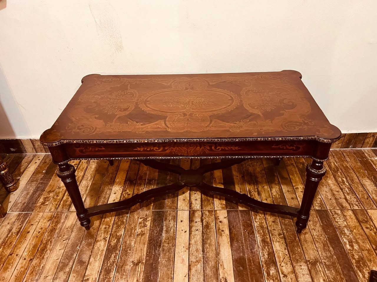 ترابيزه سنتر خشب زان قشره ماركتريه نطعمه بالنحاس 
مقاس 95x50
@highlight


**إذا كنت صاحب هذا الإعلان وتريد حذفه لأي سبب، رجاءا أرسل رسالة إلى الدعم الفني**