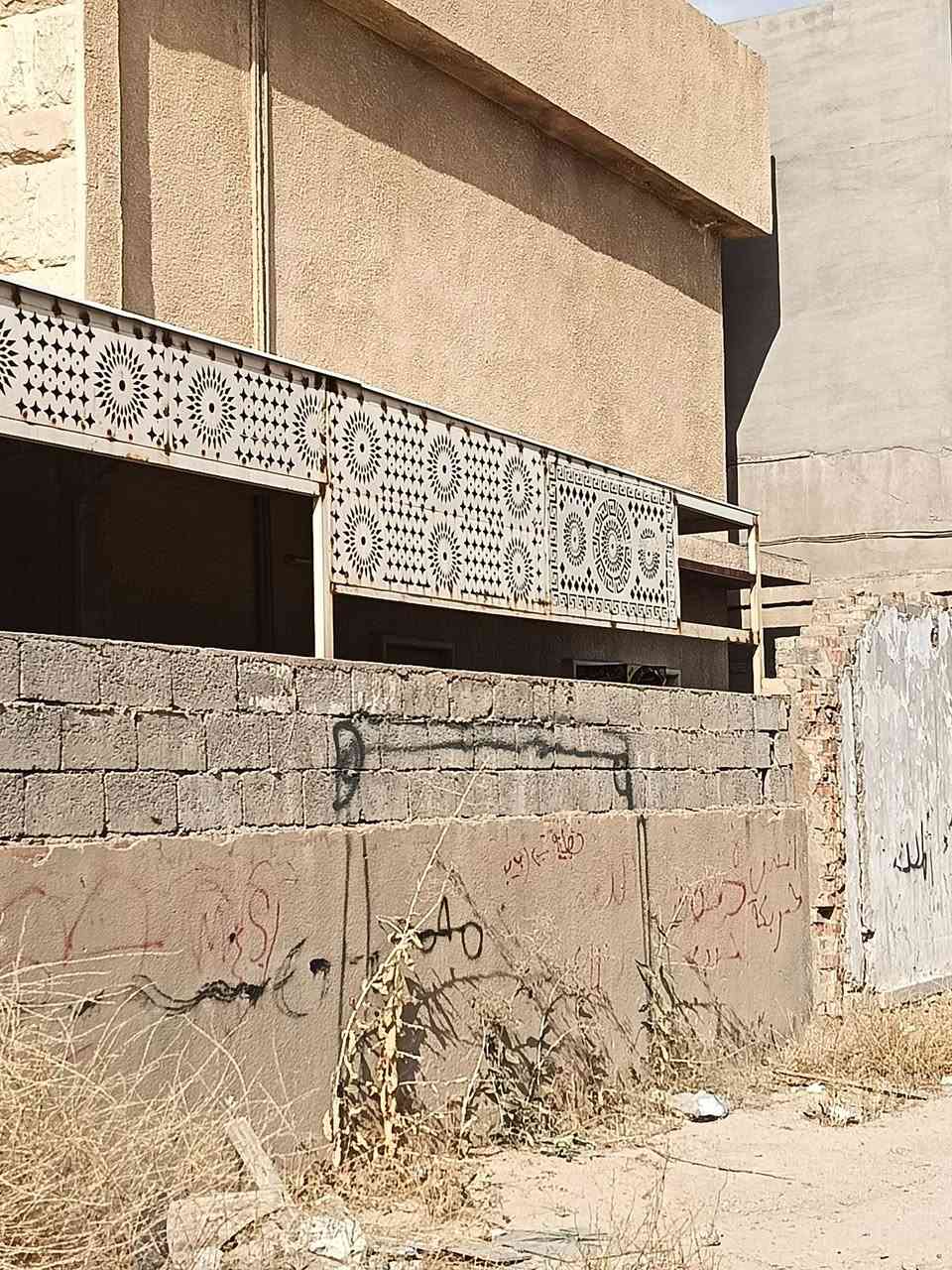 السلام عليكم
قمرية للبيع حديد شخاط 
الطول 9 امتار والعرض 3 امتار 
تكملة من الاخير الطول 4.5 امتار والعرض متر واحد 
حديد نظيف مابي عيب 
للتواصل والاستفسار 
***********
