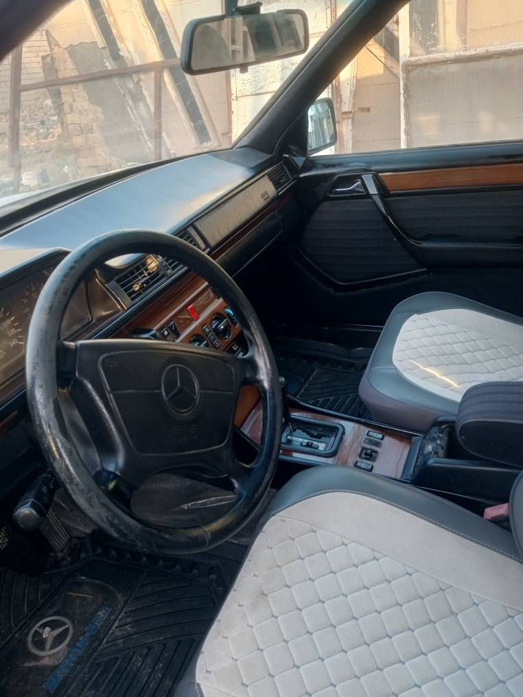 السلام عليكم 
مارسدس دب 
مديل 91
السيارة بحالة الوكالة 
مكفولة من الصبغ والحادث 
السيارة ما مفتوح بيها شي ولا ملعوب بيها 
كتلوك الشركة موجود بيها 
بصمة سنتر لك 
المحرك نسمة بخار بي يمشيك سنة
السيارة بسمي لوحات انكليزي
مكاني الديوانية 
***********

السعر 93 ورقة ديوانية, القادسية
