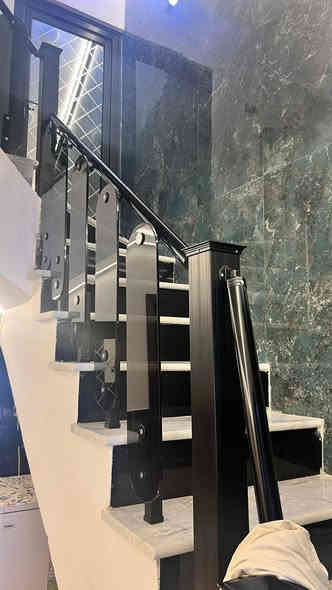 ياالله 

يوجد لدينا بيت للبيع حي ميسان قطاع 31مساحه 130متر طابقين يحتوي على غرفه وصاله واستقبال ومطبخ وصحيات والطابق الثاني يحتوي على غرفتين وصاله وصحيات ارضيه مرمر جدران بورسلين 

البيت مطلوب للمصرف 85مليون 

تدفع نقدي 100مليون وبي مجال 

للاستفسار والمعلومات الاتصال بنا ع الارقام التاليه 

***********

***********

***********

او مراجعه مكتب ألروان للوساطه العقاريه والمقاولات العامه 

عنوان المكتب حي ميسان ع الشريط قرب صيدليه الشراع 

عندك بيت عرصه للبيع راسلنه وات ساب وتدلل
