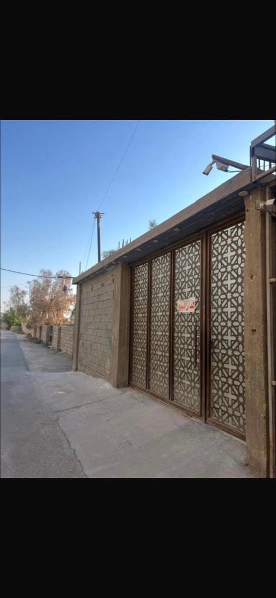 بيت مكان مميز جدا مركز المدينه مقابل حسينيه داوود العاشور يبعد 40 متر على الشارع السايدين طابو ملك صرف عراقي تحويل باسم المشتري في الطابو ( يعني اصولي )عراقي 
المساحه 384 متر 
مساحه البناء 460 متر طابقين طابوق كل طابق 230 متر 
صب رفت كونكريت ، صب جسر كونكريت متر في أربعين
البناء طابوق درجه اولى وصب جسور رباط وجسور ساقطه بإشراف مهندسين 
ديوانيه 7*4 عدد 1
صاله 8*6 عدد 2
غرفه 5.5*4 عدد 2
غرفه 6.25* 4 عدد 2
غرفه 7*4 عدد 1
غرفه 5.5*4 عدد 1
مطبخ بارد 5.5*3.5 
مطبخ حار 6*3 
موزع عدد 2
لوندري غسالات ومكوى 6*2،5
مخزن 6*2
حمامات عدد 5
تواليت عدد 4
مناور عدد 2
بلكونه خارجيه مطله على الحديقه الخلفيه 
السطح شتايكر درجه اولى 
كراج 14 متر * 4  سعه سيارتين 
حديقه اماميه وحديقه خلفيه 
أقفاص دواجن 3*2 عدد 2 في الحديقه الخلفيه 
بعد هواي شغلات مثل بيت 🐕 للحراسه ومكان مخصص للكيزر والعدد اليدويه 
البيت كله شغل درجه اولى
للاتصال / *********** وبي واتساب
