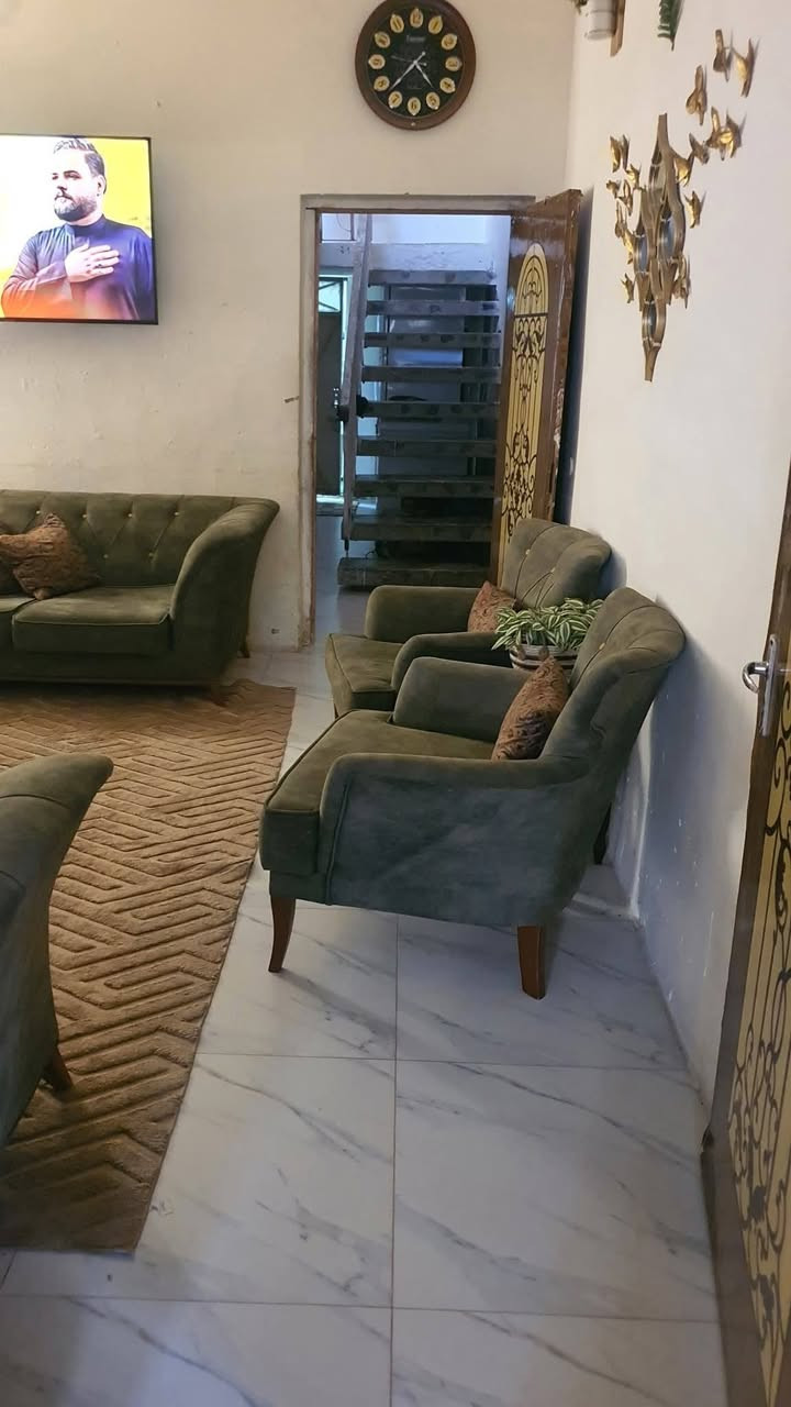 دار للبيع المساحه ١٨٢متر الواجه ١٠  طابقين بناء طابوق مسلح ٣غرف نوم مطبخ استقبال صاله صحيات عدد٣  حي العامل قرب شارع المستوصف السعر ٢٤٠ وبي مجال الشراي يتصل ***********يباع مع الاثاث او بدونه
