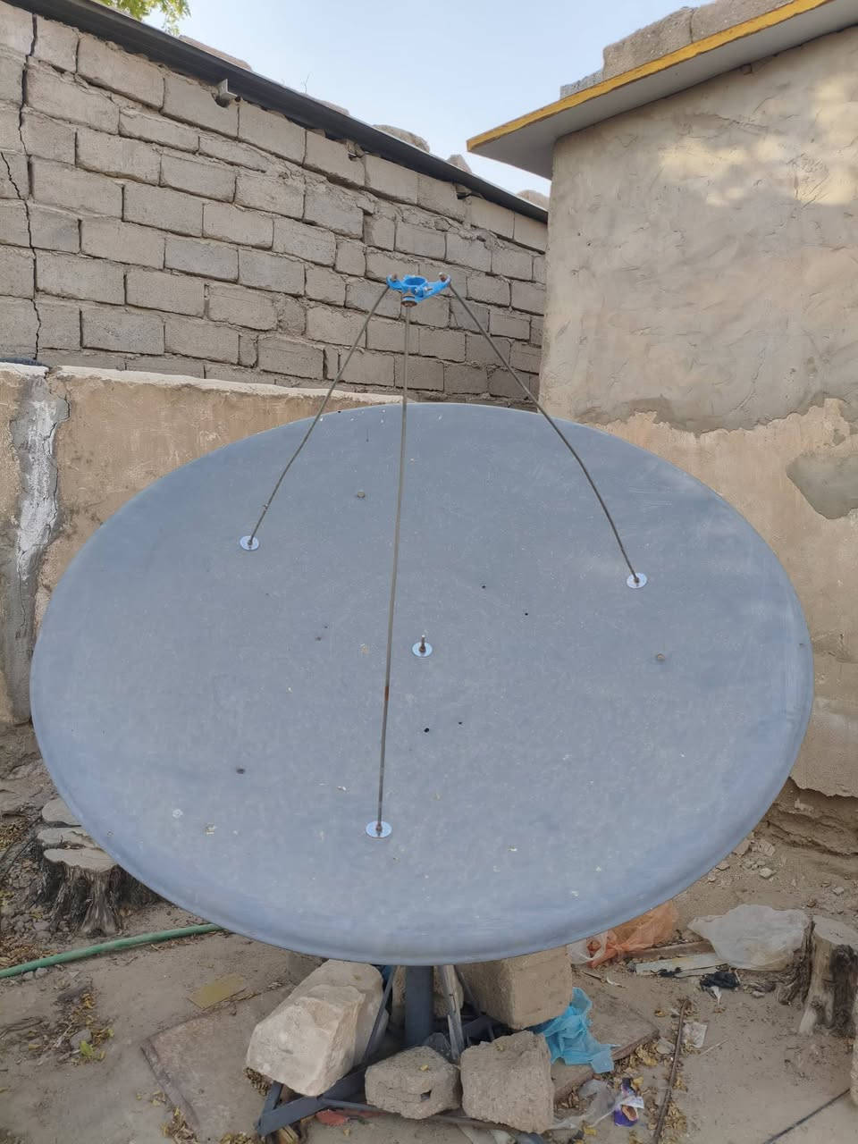 صحن 170صافي متحرك كامل ملحقاته ماطور أبو 24 وموجه واير جيب وشد صحن نضيف بمعنه الكلمه العنوان البصره رقم الهاتف ***********
