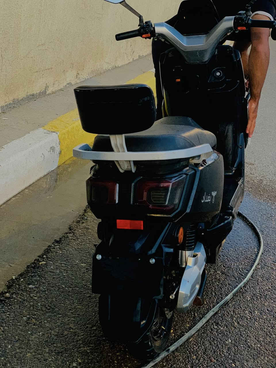 السلام عليكم
موطور شحن للبيع موديل 2025 

6 بطاريات كلهن يقرن 10 ونص 

اشاير لايت عالي ناصي 
3سرع معدل 90 حقيقي 

السعر 700 وبي مجال 

***********
