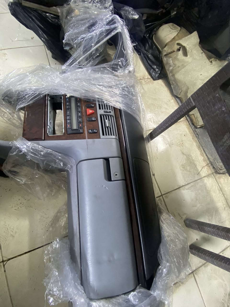 غرفه مال ام عيون موديل 2000
سعر ٣ ورقه و نص 
مكان اربيل 
***********
