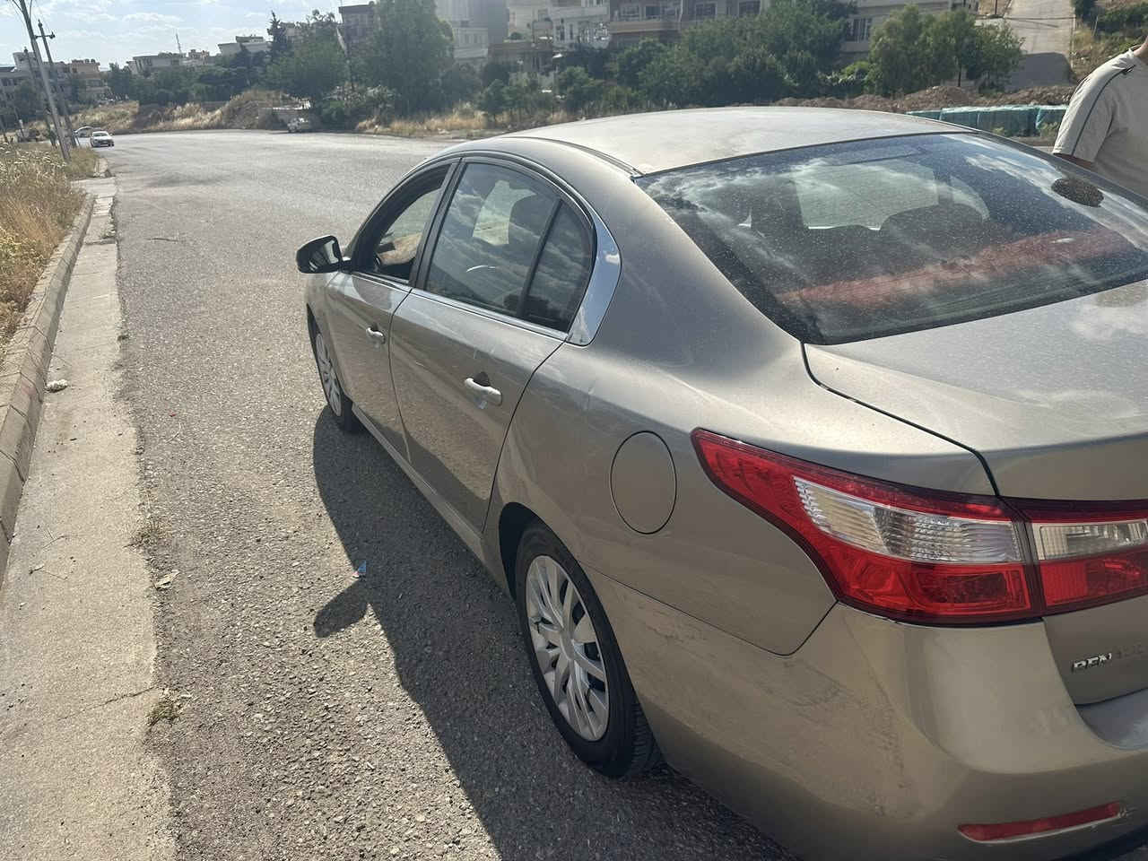 رينو سافران لون ذهبي مديل ٢٠١١ مواصات بصمة تحديد سورعة تحكمات ستيرن گير اوتوماتيك تايرات جديده سنوية حتى ٢٠٢٨ جديده شرط تحويل غرامه سياره كلش نظيفة مابيها اي مصرف سياره بيها ثلاث قطعة و مكان كليش صغير صبر بدون حادث بدون دواخل حتى ايرباكات ماطاك سياره احلى صورات نظيفة 
مكان سياره سليمانية سعر ٦٨ و بيها شوية مجال 
***********
