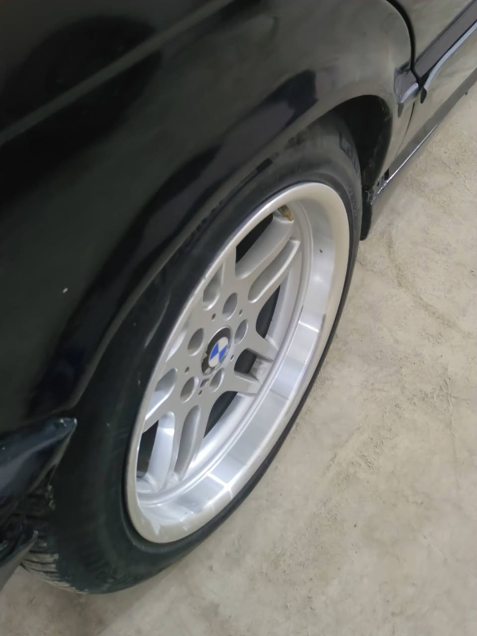 BMW 520i 1991
مكينة 6 مسكر عدلة 
رقم بغداد انكليزي 
فحته + كشنات جلد 
ويل m تو سايز
السعر 38 بي مجال حك الجية 
مكاني بغداد 
***********
