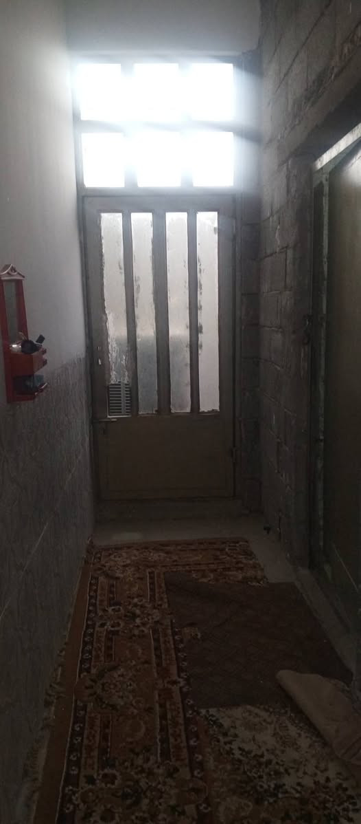 يوجد بيت للبيع في قريه المختار السعر 37 وبي مجال يحتوي ع غرفه وصاله ومناور اثنين ومطبخ واستقبال وطرمه وصحيات للاستفسار ع رقم الاتي 

***********
